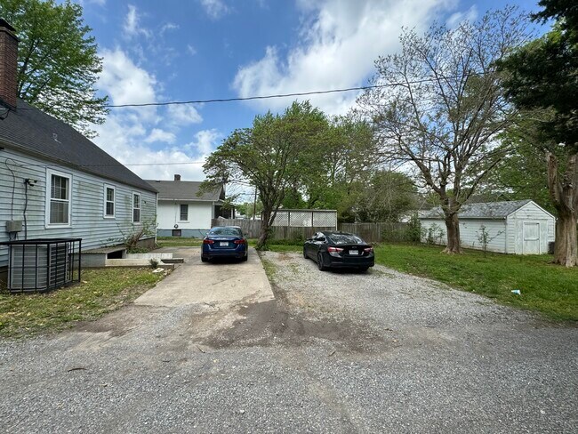 Back view/Parking - 1112 William St