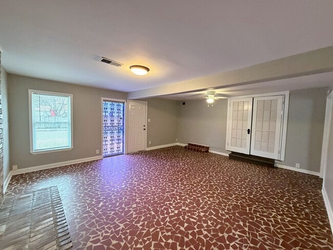 Building Photo - Cozy 3 Bedroom Home Ready for Move In!!