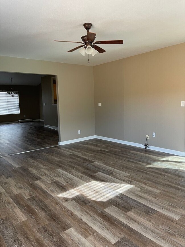 Building Photo - 3 Bedroom 2 bathroom
