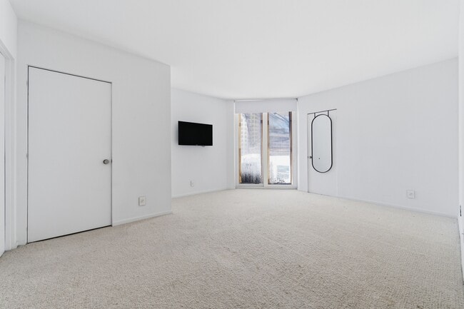 Building Photo - 529 S Flagler Dr