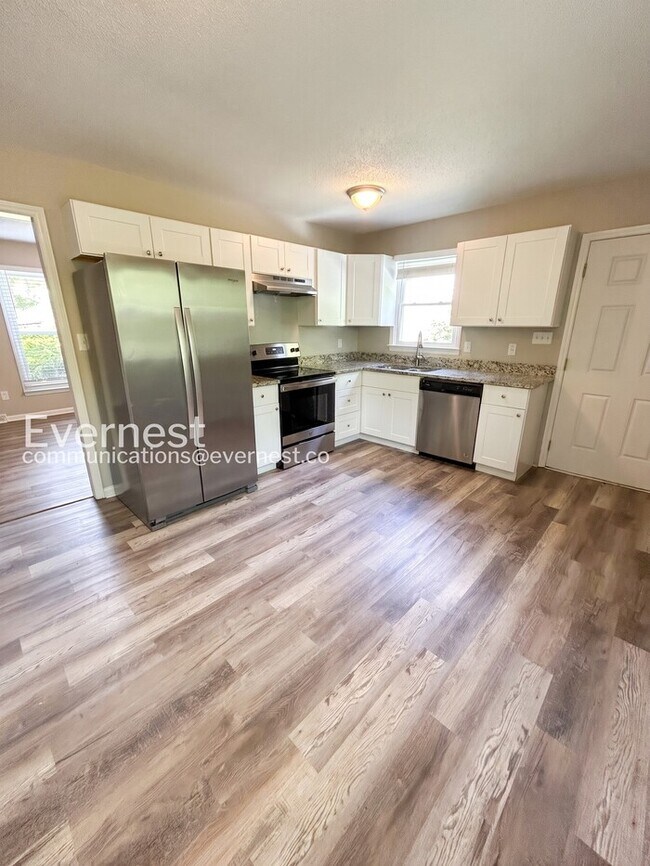 Building Photo - 3 Bed, 1.5 Bath Home with Fenced Yard / Pet-Friendly / Available Now!
