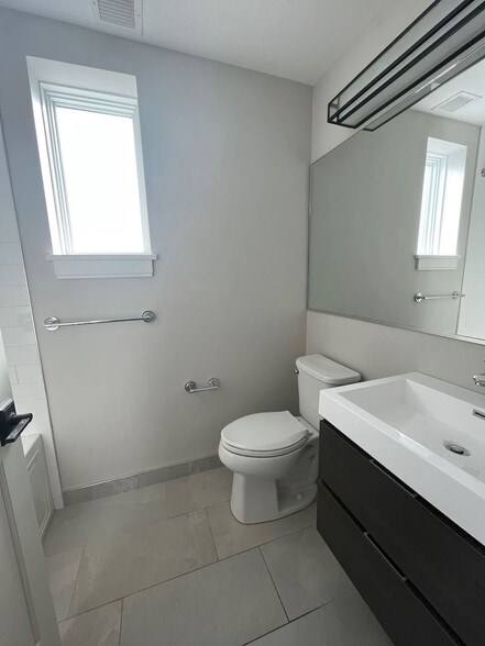 Building Photo - 7 Everett St