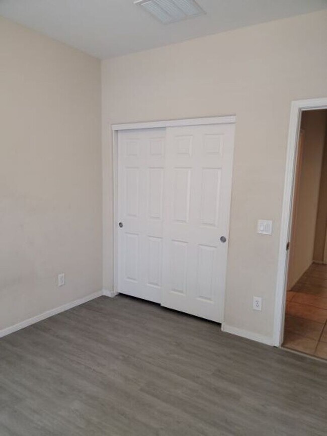Building Photo - Single story with lots of tile in living a...