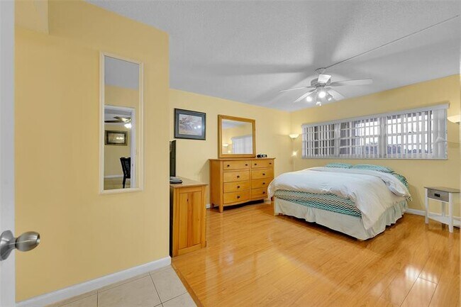 Building Photo - 3150 N Palm Aire Dr