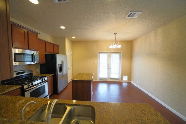 Building Photo - Beautiful One Story Home in Gated Community. Realtor Commission Offered: $500