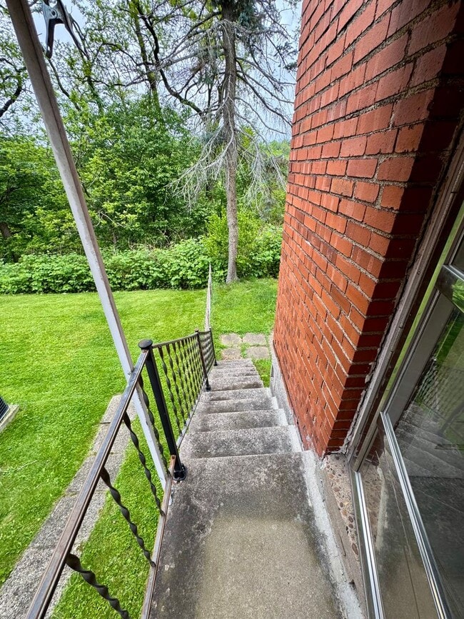 Building Photo - Charming 4 Bed 1.5 Bath house with BRAND NEW KITCHEN!!!