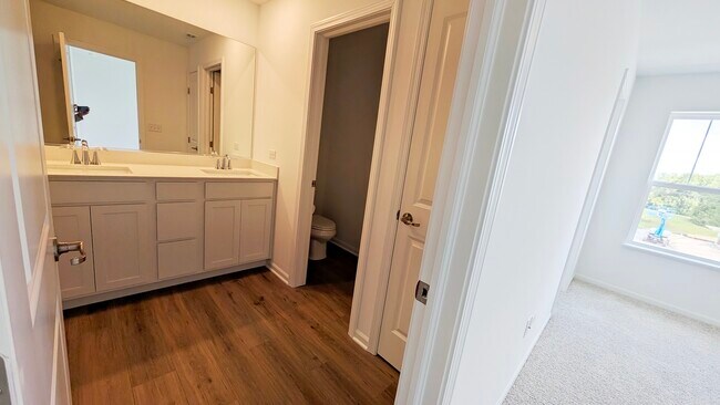 Building Photo - 525 Red Oak Cir