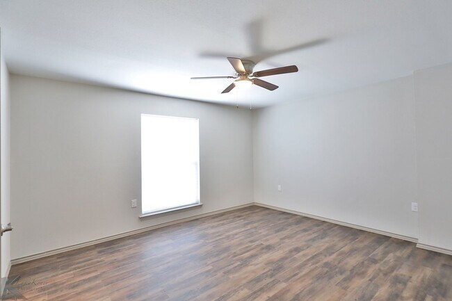 Building Photo - Newly Remodeled South Abilene Apartments!