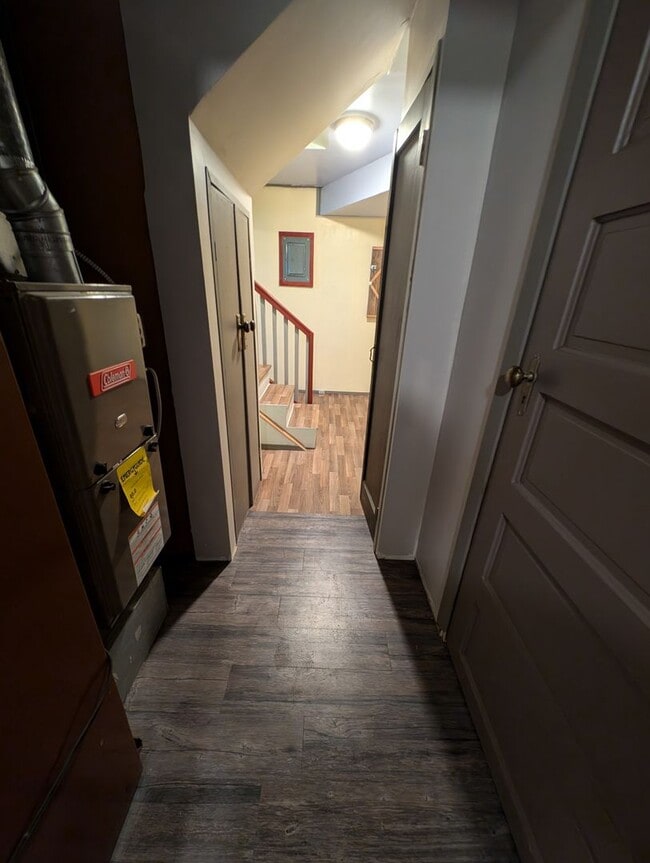 Building Photo - A Quarky Bremerton Original! Tons of Space...