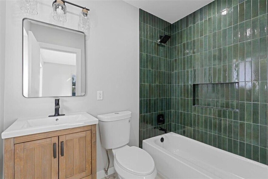 Building Photo - 2000 SE 26th Ave