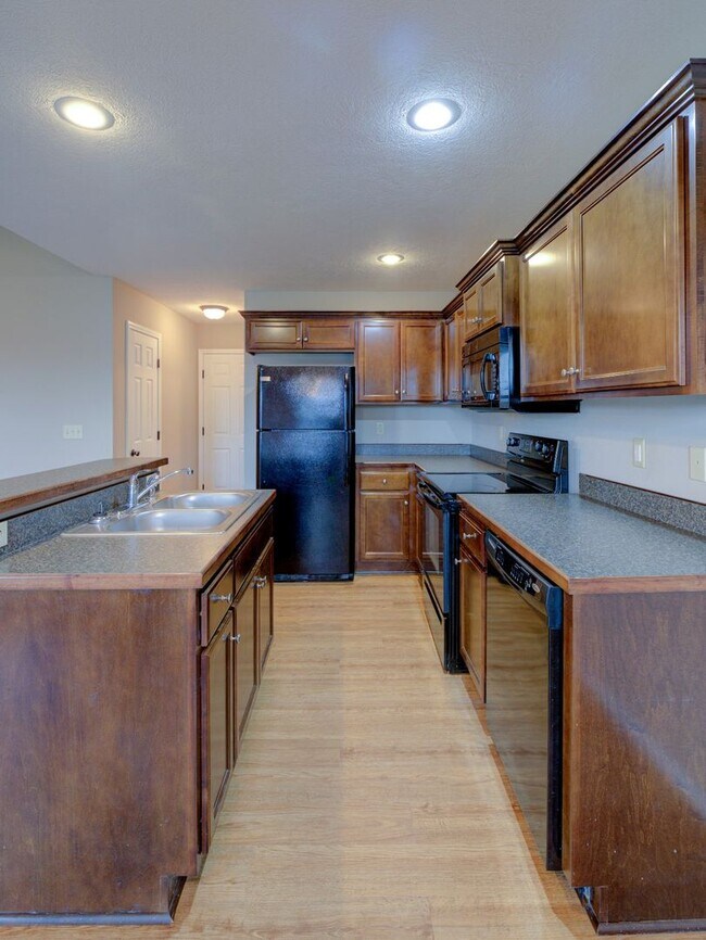 Building Photo - 3 bedroom home conveniently located on the east side of Republic