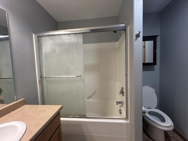 Building Photo - 2 Bed / 1 Bath Upstairs Condo with Garage. Convenient location. MOVE IN SPECIAL!