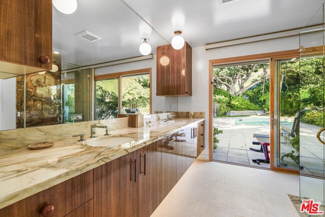 Building Photo - 375 S Surfview Dr