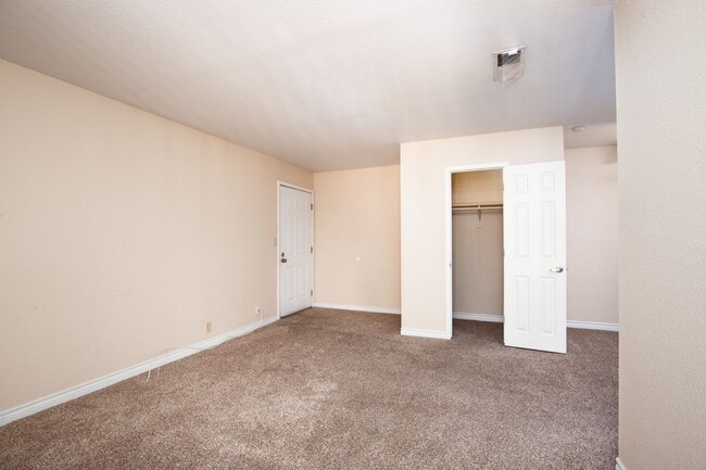 Building Photo - MOVE IN SPECIAL - 1st month HALF OFF if it...