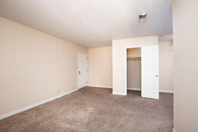 Building Photo - MOVE IN SPECIAL - 1st month HALF OFF if it rented by December/2025