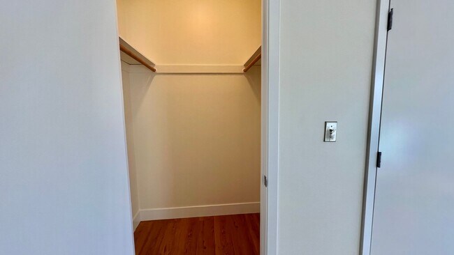 Building Photo - Beautiful Spacious 2 bd/1ba filled with light in Popular Neighborhood – Oakland, Emeryville, and ...