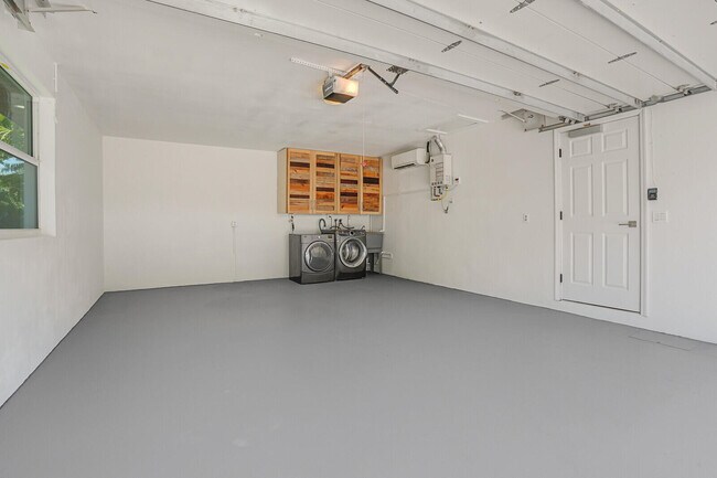 Building Photo - 930 S Lakeside Dr