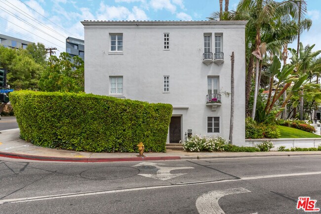 Building Photo - 8499 Fountain Ave