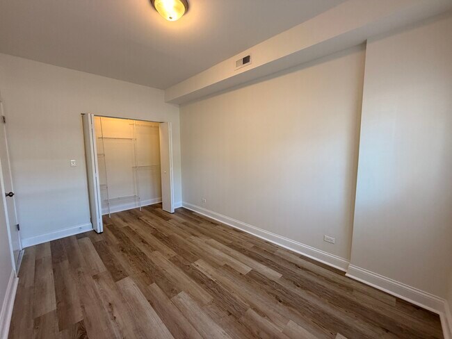 Building Photo - 2803 W Lawrence Ave