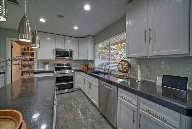 Building Photo - 10907 Grassmere Ct