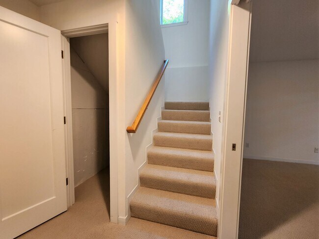 Building Photo - Charming Single Family Home in Downtown Palo Alto Available Now!
