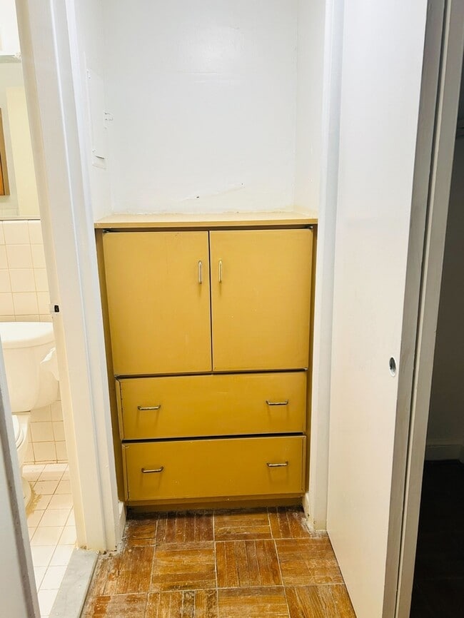 Building Photo - 1577 N Colonial Terrace