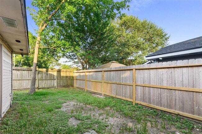Building Photo - 5212 Beaverbrook Dr