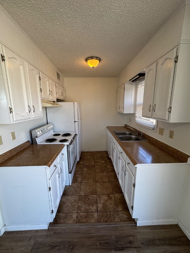 Building Photo - "Cozy 2-Bed Oasis in Wichita - Spacious 850 Sq. Ft. Living!"