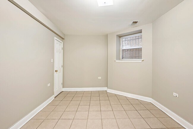 Building Photo - 4851 S Prairie Ave