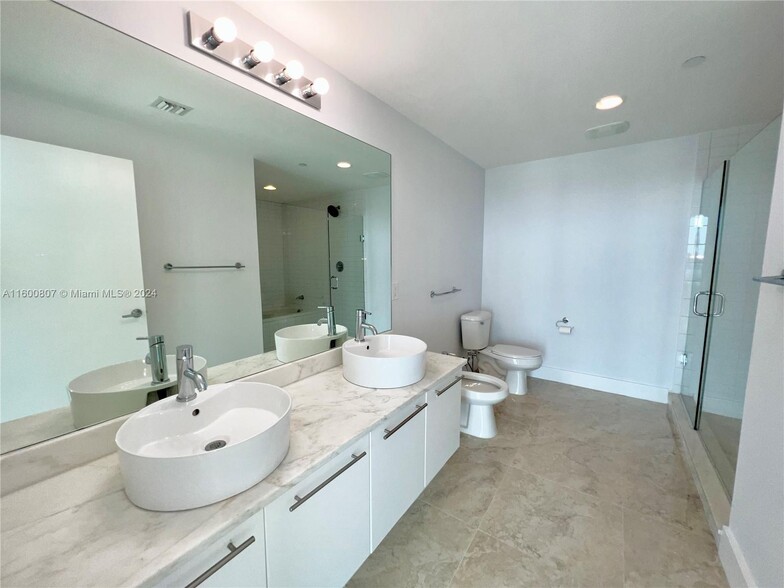 Main Bathroom - 888 Biscayne Blvd