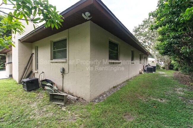 Building Photo - 423 Whispering Oaks Ct