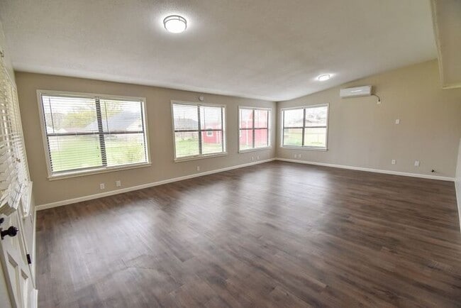 Building Photo - Available Now! Newly Remodeled 4 Bed 3 Bat...