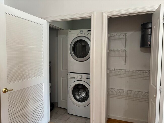 Building Photo - 528 52nd St