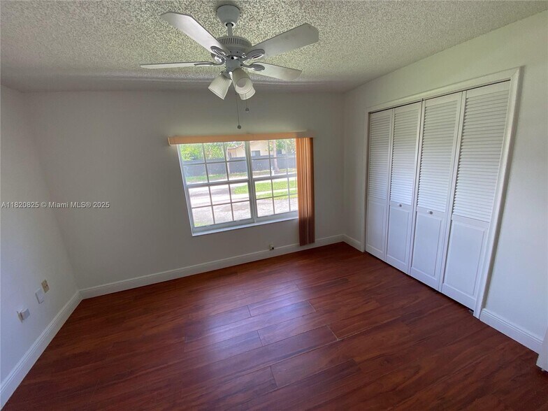 Building Photo - 8250 Southampton Dr