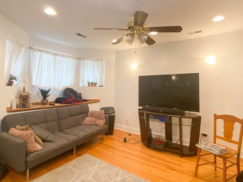 Building Photo - 922 W Addison St