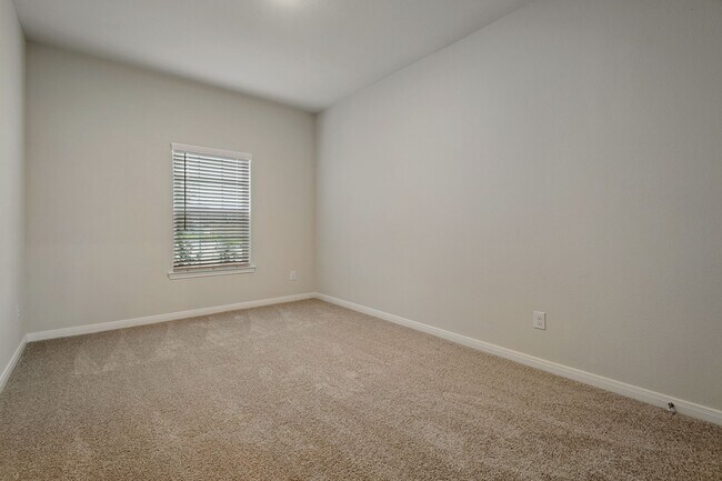 Building Photo - 15846 Berry Hl Dr
