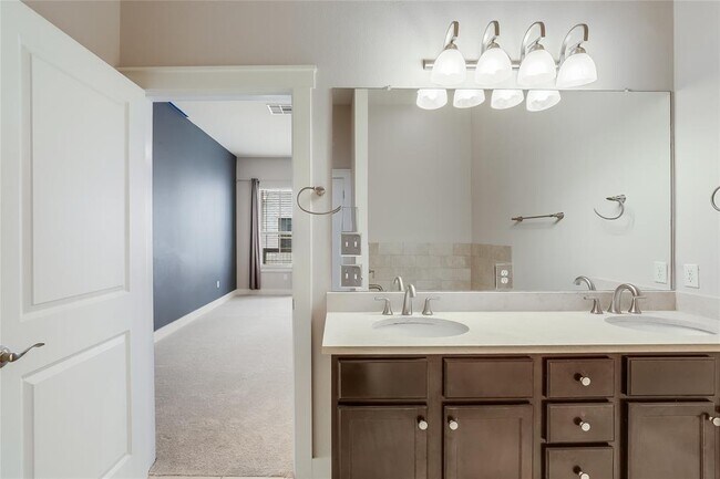 Building Photo - 2520 Bluebonnet Ln