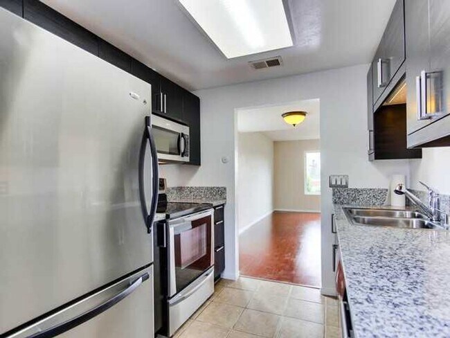 Building Photo - Awesome Townhome w/ 3 bedroom