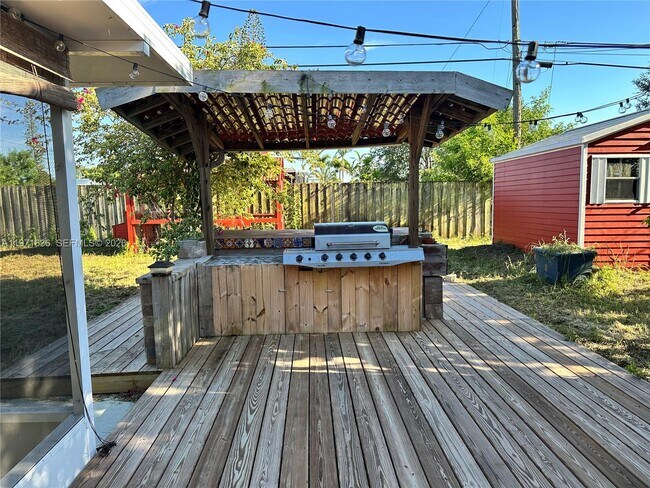 Building Photo - 108 SE Soneto Ct