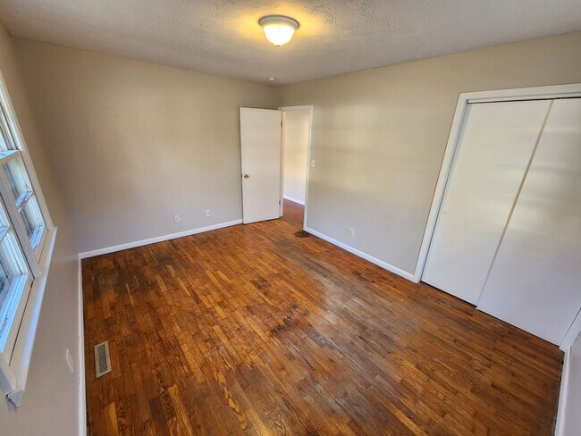 Building Photo - Spacious 3-Bedroom, 1-Bathroom Home AVAILABLE NOW!!