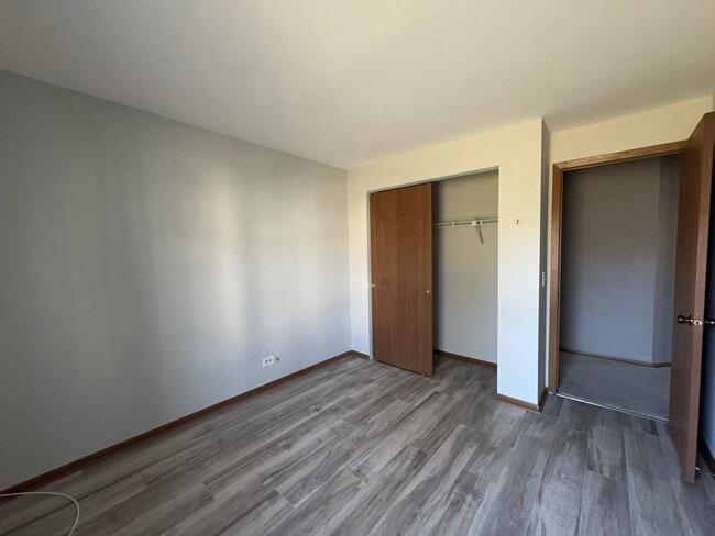 Building Photo - 1871 Fox Run Dr