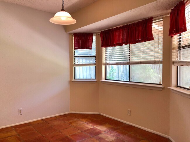 Building Photo - 6726 Country Field Dr