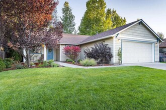 Building Photo - Stylish SW Bend 3×2 with Fenced Yard