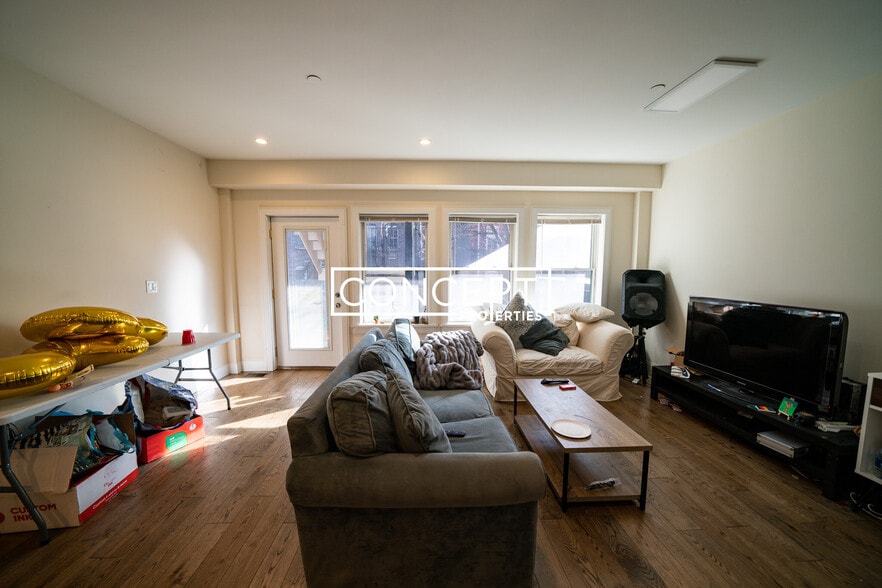 Building Photo - 988 Tremont St