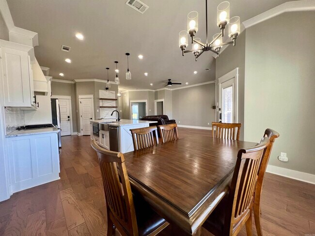Building Photo - 9741 Meadow Creek Dr