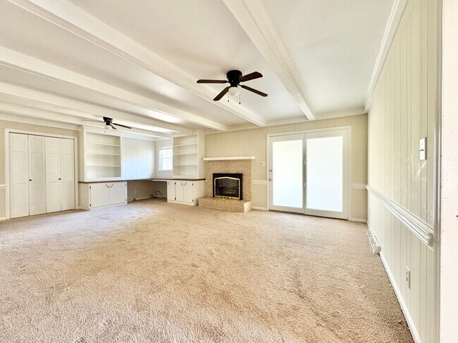 Building Photo - Spacious 3 Bedroom Home Convenient to New Garden