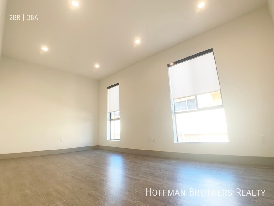 Building Photo - 115 S St Andrews Pl