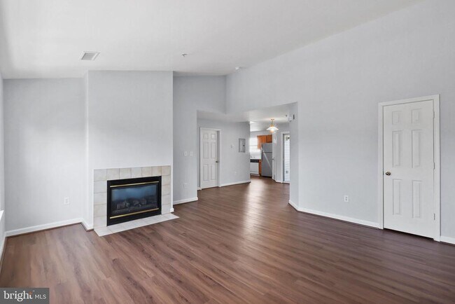 Building Photo - 513 Constellation Square SE