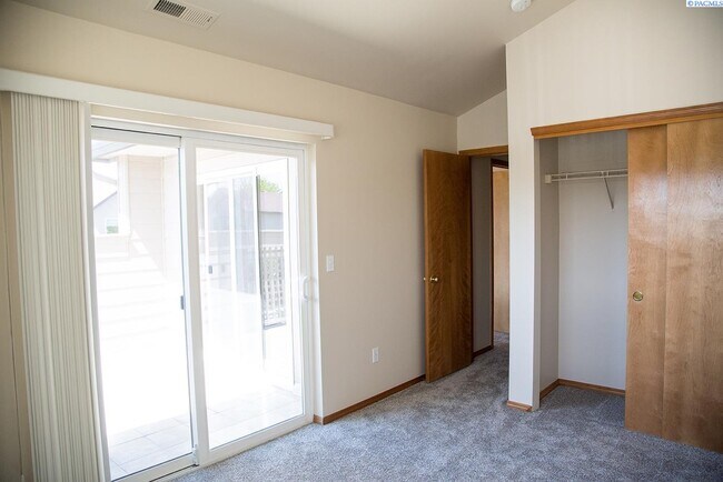 Building Photo - 3 Bed/2.5 Bath Richland Townhome!