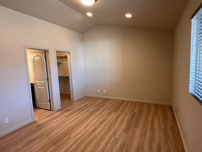Building Photo - 999 Village River Ln